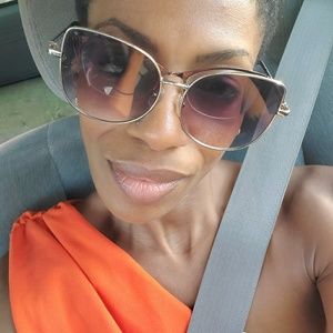 Meet your Posher, Dee